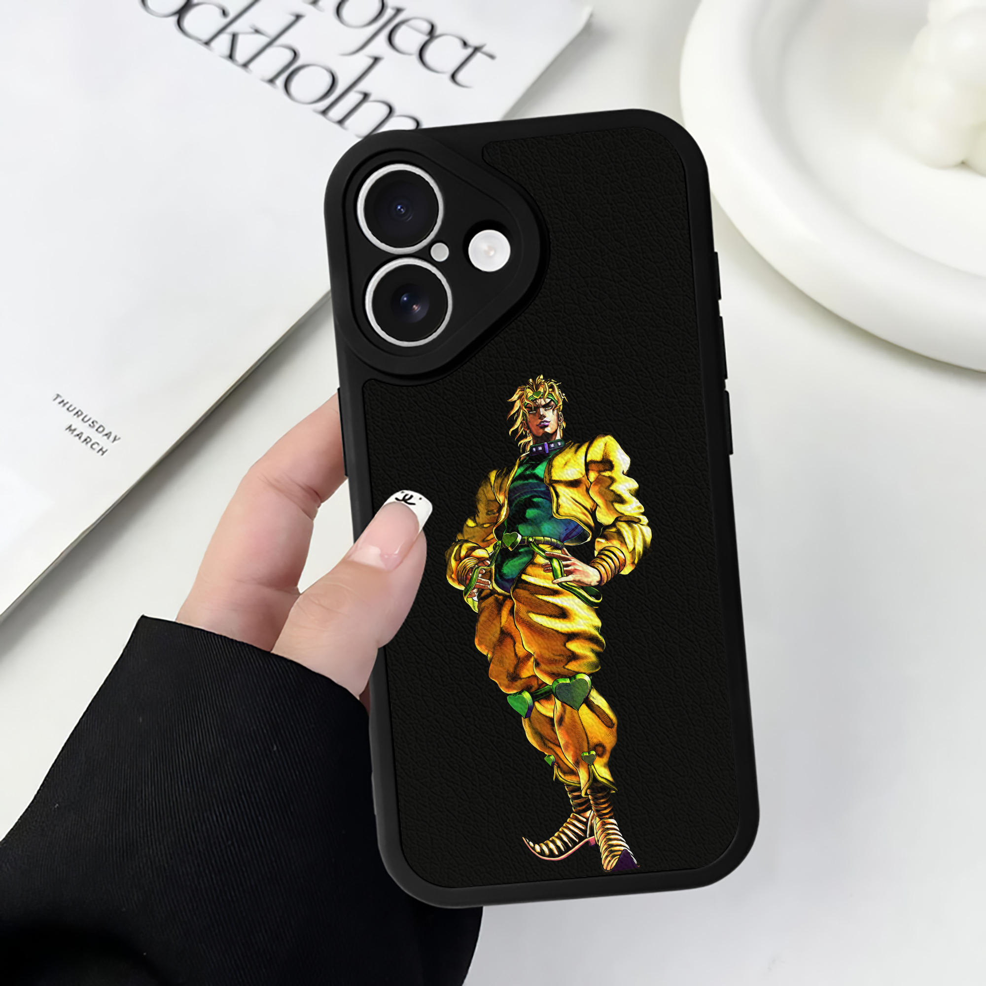 （画像用） ジョジョの奇妙な冒険 ディオ?ブランドー JoJo's Bizarre Adventure Dio Brando 【iPhone 16シリーズ対応】シリコンスマホケース（レザー調） 材質：シリコン